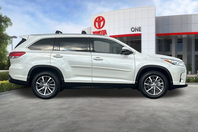 Certified 2019 Toyota Highlander XLE FWD image 3