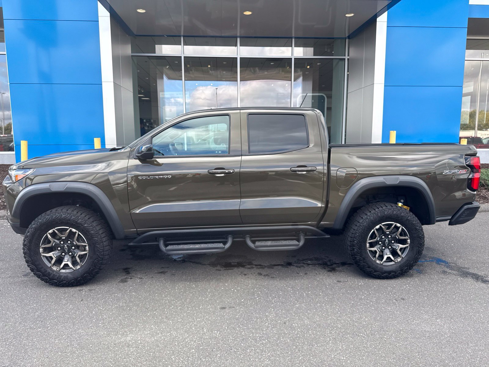 Used 2024 Chevrolet Colorado ZR2 w/ Safety Package AWD/4WD image 9