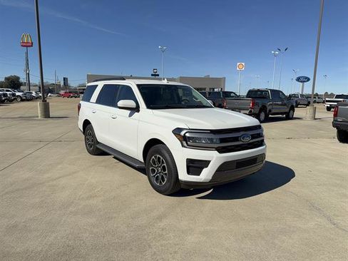 Used 2022 Ford Expedition XLT image 2