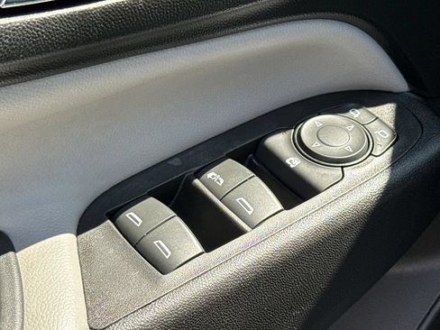 Used 2021 Chevrolet Equinox LS FWD image 19