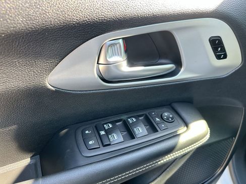 Used 2025 Chrysler Pacifica Limited image 13