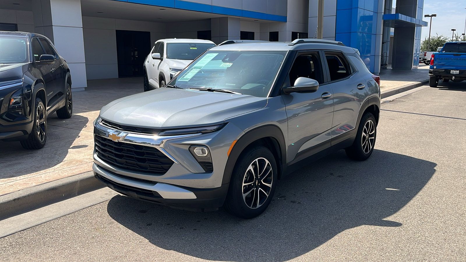 Used 2025 Chevrolet TrailBlazer LT FWD image 3