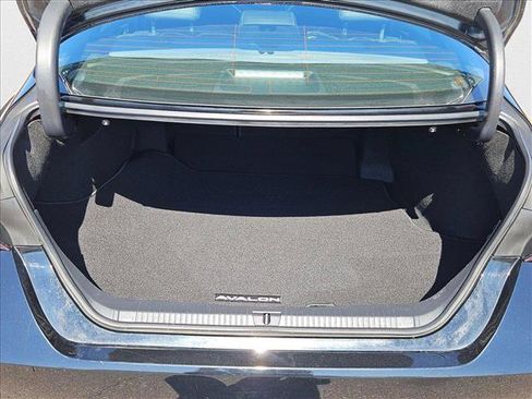 Used 2022 Toyota Avalon XSE image 6
