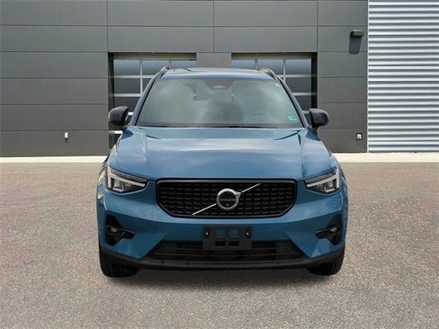 Used 2025 Volvo XC40 B5 Plus image 2