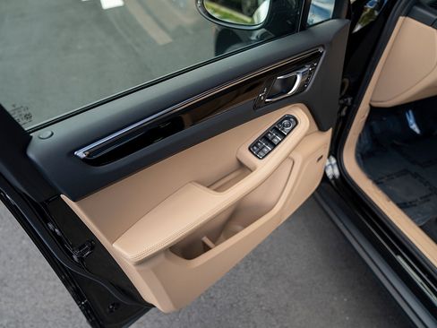 Used 2025 Porsche Macan image 15