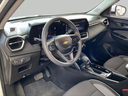 Used 2025 Chevrolet TrailBlazer LT AWD/4WD image 17