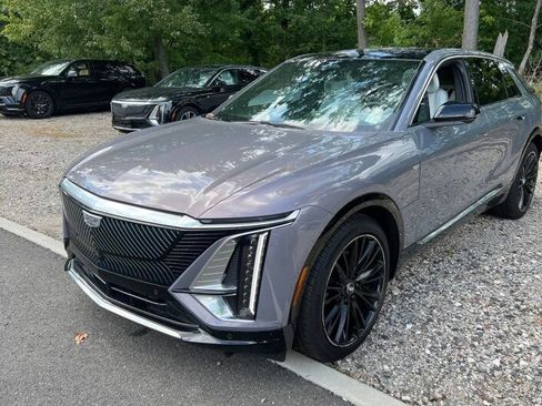 Used 2024 Cadillac Lyriq Luxury AWD/4WD image 2