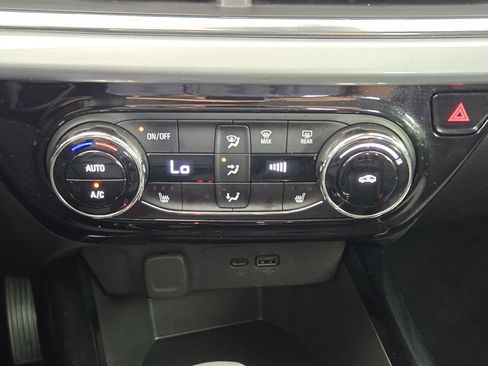 Used 2025 Chevrolet Trax LT w/ Driver Confidence Package FWD image 19
