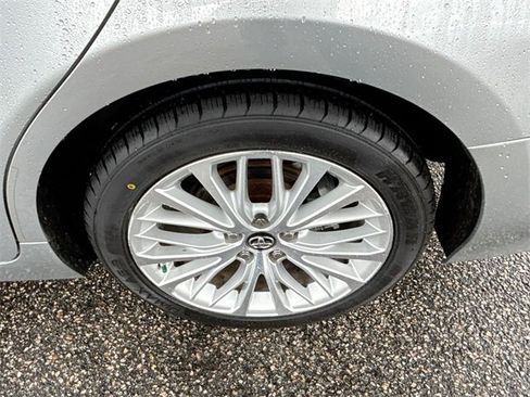 Used 2018 Toyota Camry XLE image 12