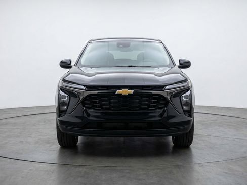 Used 2025 Chevrolet Trax LT image 2