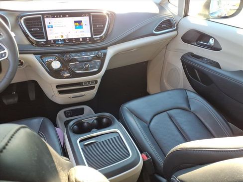 Used 2023 Chrysler Pacifica Touring-L image 7