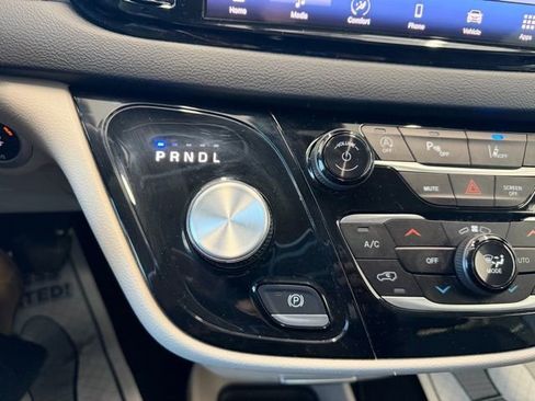 Used 2024 Chrysler Pacifica Touring-L image 25