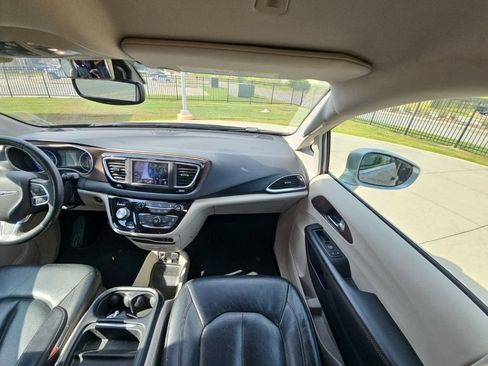 Used 2019 Chrysler Pacifica Touring-L FWD image 25