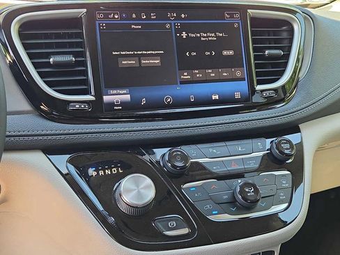Used 2022 Chrysler Pacifica Touring-L FWD image 26