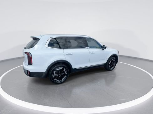 Used 2024 Kia Telluride EX w/ EX Captain's Chair Package image 8