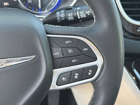Used 2023 Chrysler Pacifica Touring-L FWD image 28