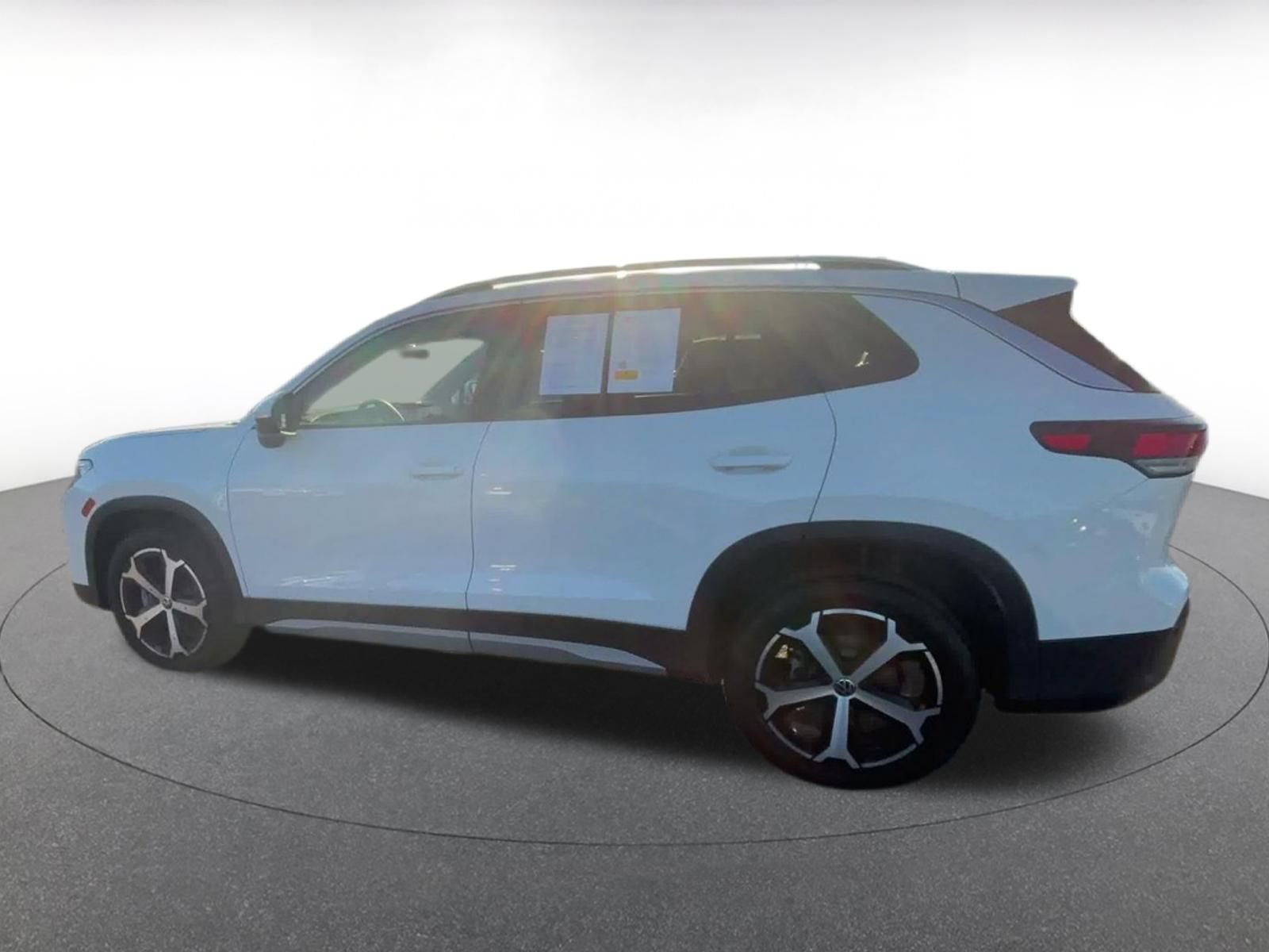 Used 2026 Volkswagen Tiguan SE AWD/4WD image 9