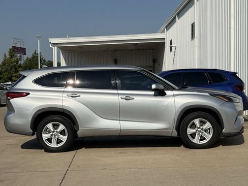 Used 2022 Toyota Highlander LE FWD image 3