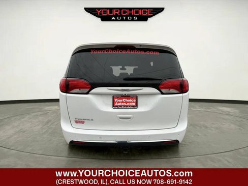 Used 2017 Chrysler Pacifica Touring-L w/ Tire & Wheel Group FWD image 4