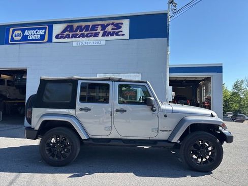 Used 2015 Jeep Wrangler Unlimited Sahara w/ Connectivity Group AWD/4WD image 6