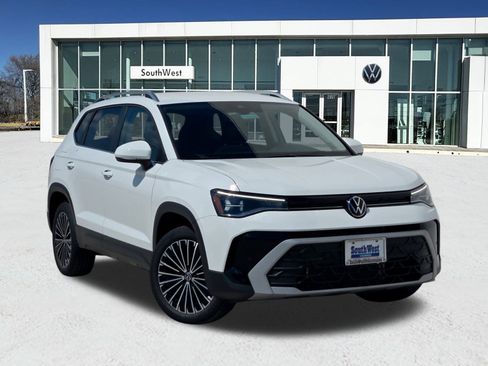 New 2025 Volkswagen Taos SE image 1