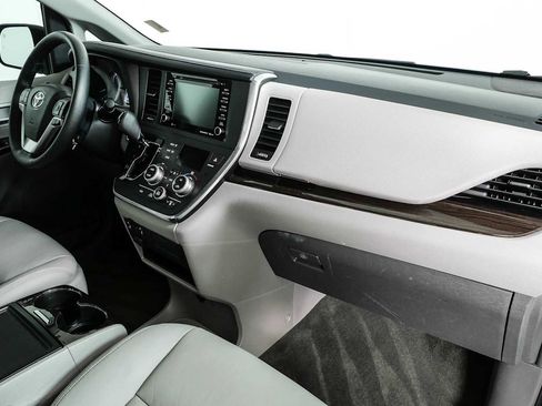 Used 2018 Toyota Sienna XLE w/ XLE Navigation Package FWD image 24