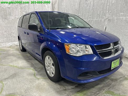 Used 2018 Dodge Grand Caravan SE w/ UConnect Hands-Free Group image 2