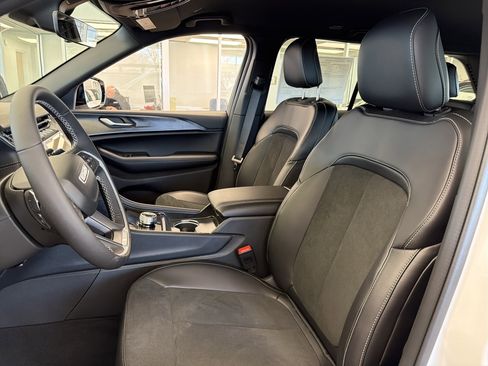 New 2025 Jeep Grand Cherokee Altitude image 10