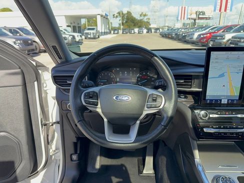 Certified 2022 Ford Explorer Limited w/ Limited Technology Package image 34