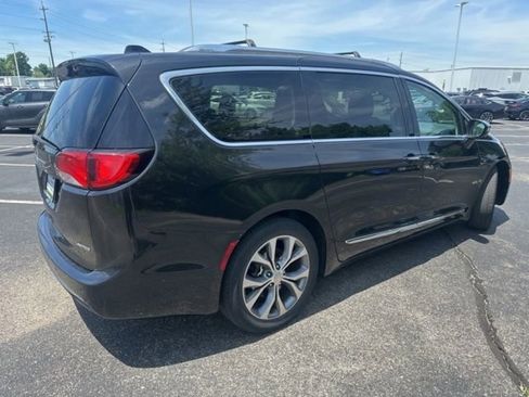 Used 2017 Chrysler Pacifica Limited FWD image 2