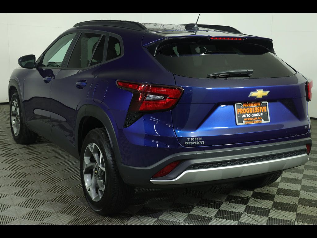 Used 2024 Chevrolet Trax LT w/ Driver Confidence Package FWD image 13