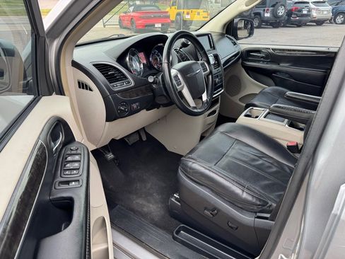 Used 2014 Chrysler Town & Country Touring image 6