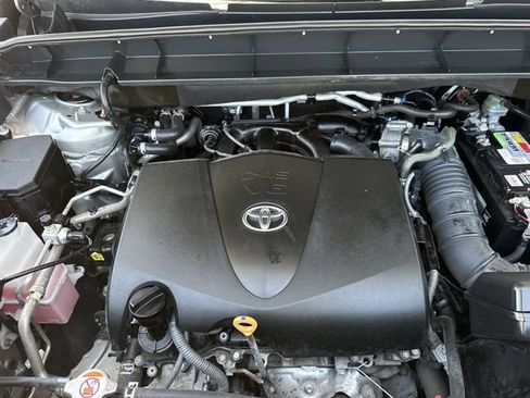 Used 2021 Toyota Highlander XLE AWD/4WD image 36