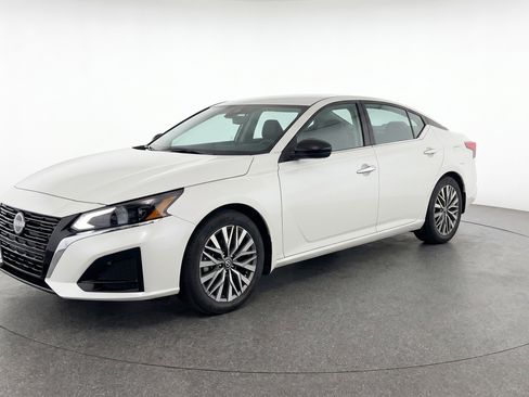 Used 2025 Nissan Altima 2.5 SV FWD image 3