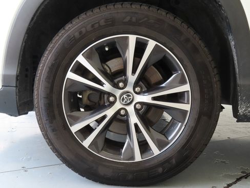 Used 2019 Toyota Highlander Plus FWD image 27