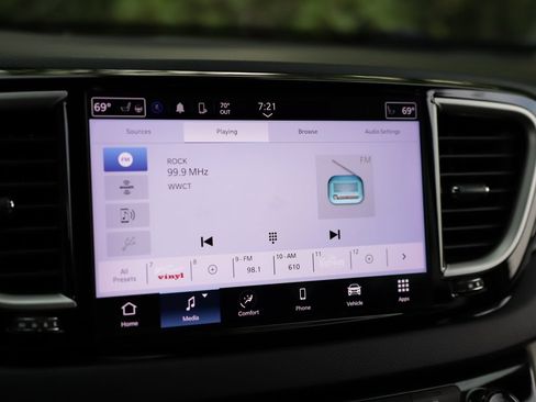 Used 2022 Chrysler Pacifica Touring-L FWD image 12