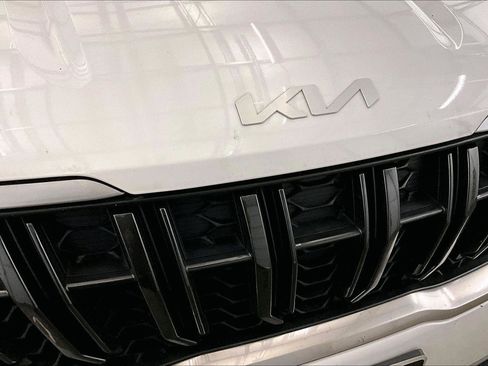 Used 2024 Kia Carnival EX image 30