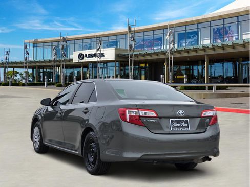 Used 2012 Toyota Camry LE image 4