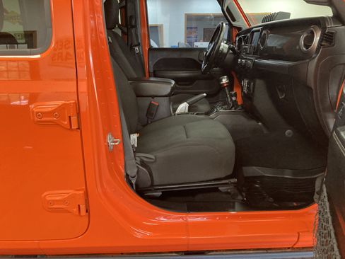 Used 2018 Jeep Wrangler Unlimited Sahara AWD/4WD image 23