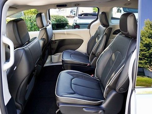 New 2023 Chrysler Pacifica Limited image 22