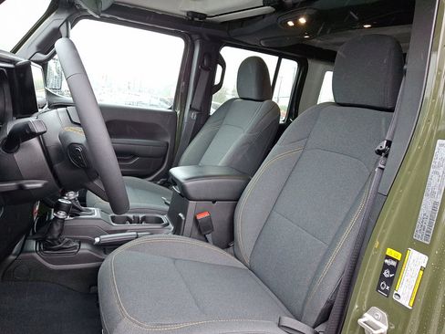 Used 2024 Jeep Wrangler Unlimited AWD/4WD image 24