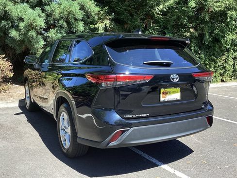 Used 2023 Toyota Highlander LE FWD image 9