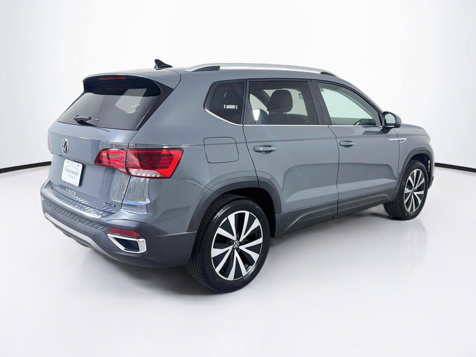 Used 2023 Volkswagen Taos SE w/ Panoramic Sunroof Package AWD/4WD image 2