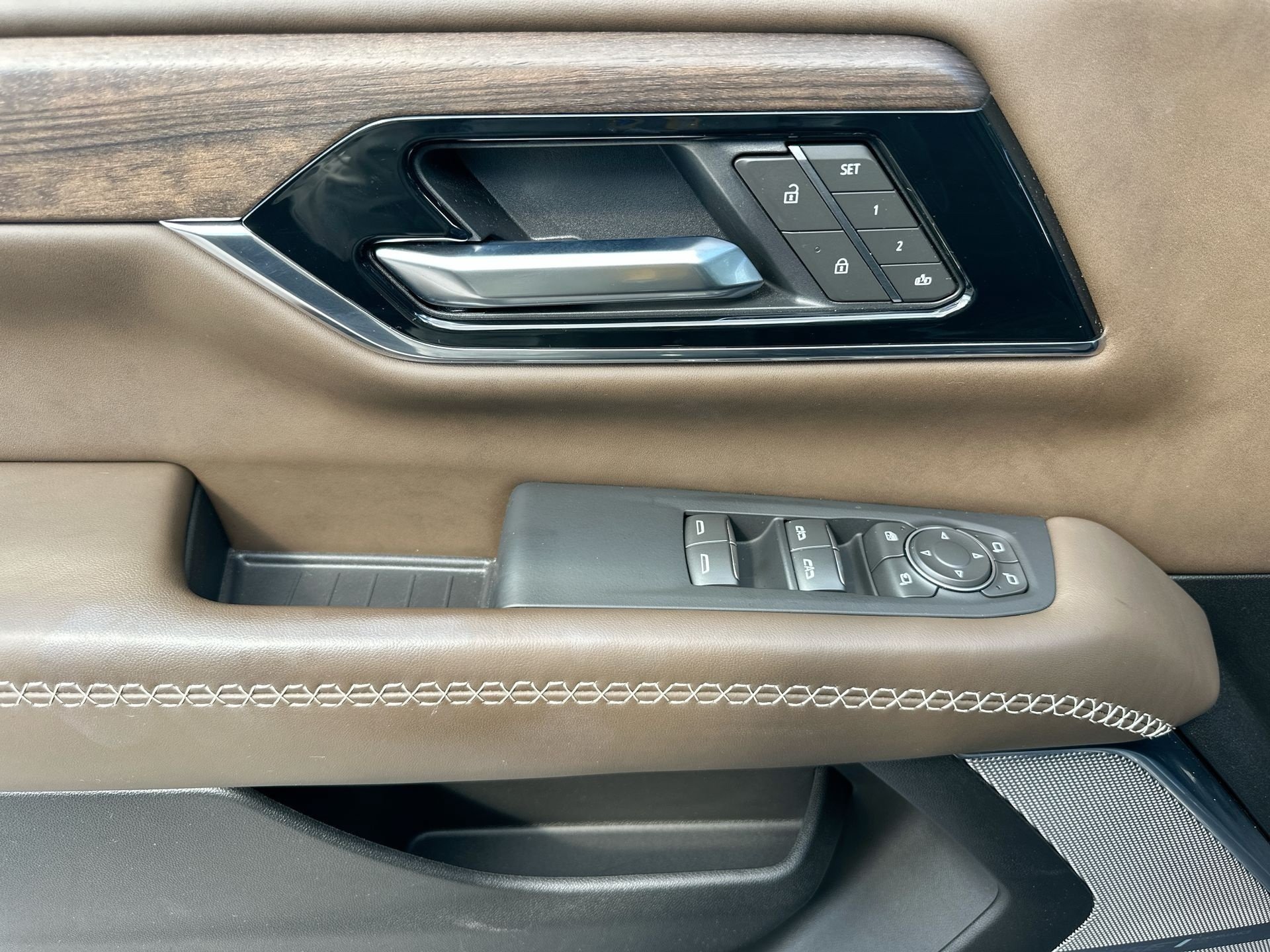 Certified 2025 GMC Yukon Denali Ultimate AWD/4WD image 24