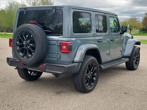 Used 2025 Jeep Wrangler Unlimited Sahara AWD/4WD image 4