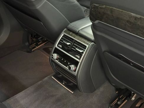 Used 2022 BMW 740i w/ Premium Package RWD image 27
