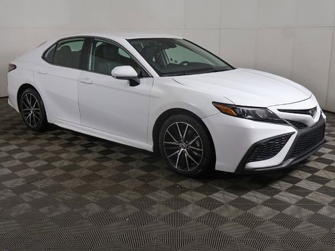 Used 2024 Toyota Camry SE image 2