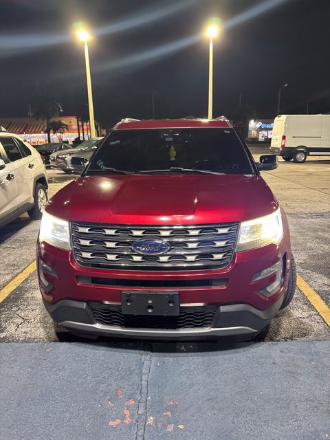 Used 2017 Ford Explorer XLT FWD image 3