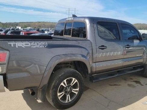 Used 2019 Toyota Tacoma TRD Sport image 6