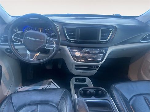 Used 2018 Chrysler Pacifica Touring-L image 10